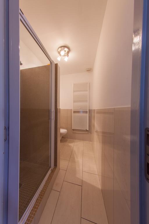 Mansard Apartment Antonovicha 4 Kiev Rum bild