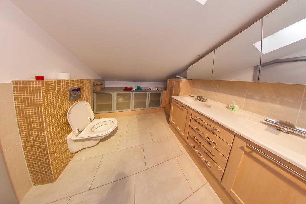 Mansard Apartment Antonovicha 4 Kiev Rum bild